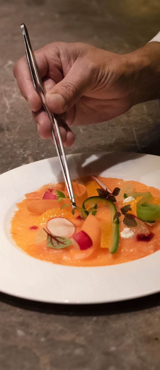 Chef entrain de dresser une assiettes