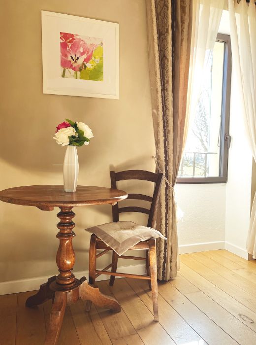 espace cocooning de la chambre beige