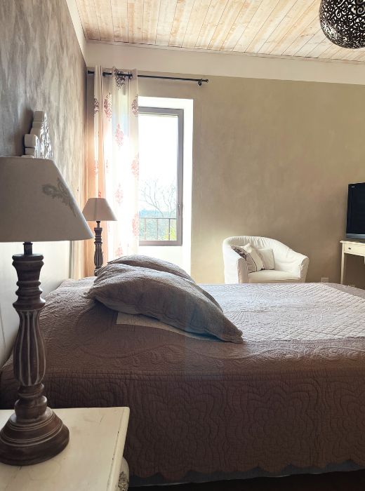 Prise de coté chambre marron