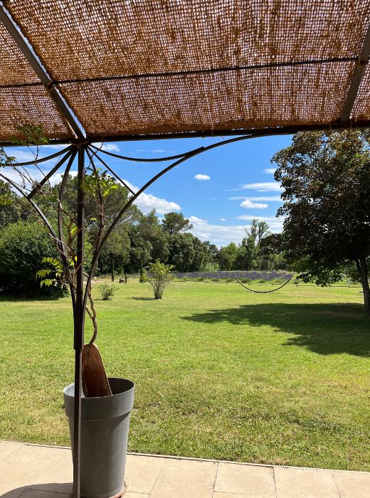 Moment de calme sur la terrasse du mas